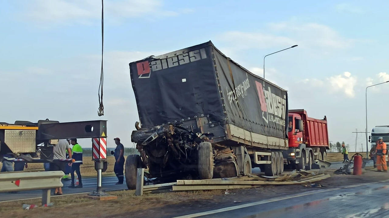 В Башкирии на трассе Уфа-Оренбург в ДТП между грузовиками пострадал водитель