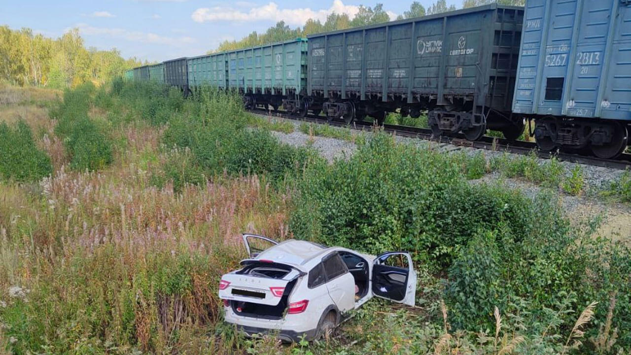 В Башкирии на переезде легковушка столкнулась с грузовым поездом