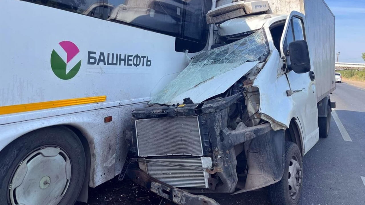 В Башкирии «ГАЗель» протаранила пассажирский автобус «НефАЗ»