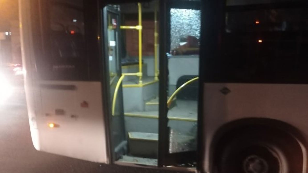 В Уфе пьяный мужчина разбил стекло на двери маршрутки и ударил женщину-водителя