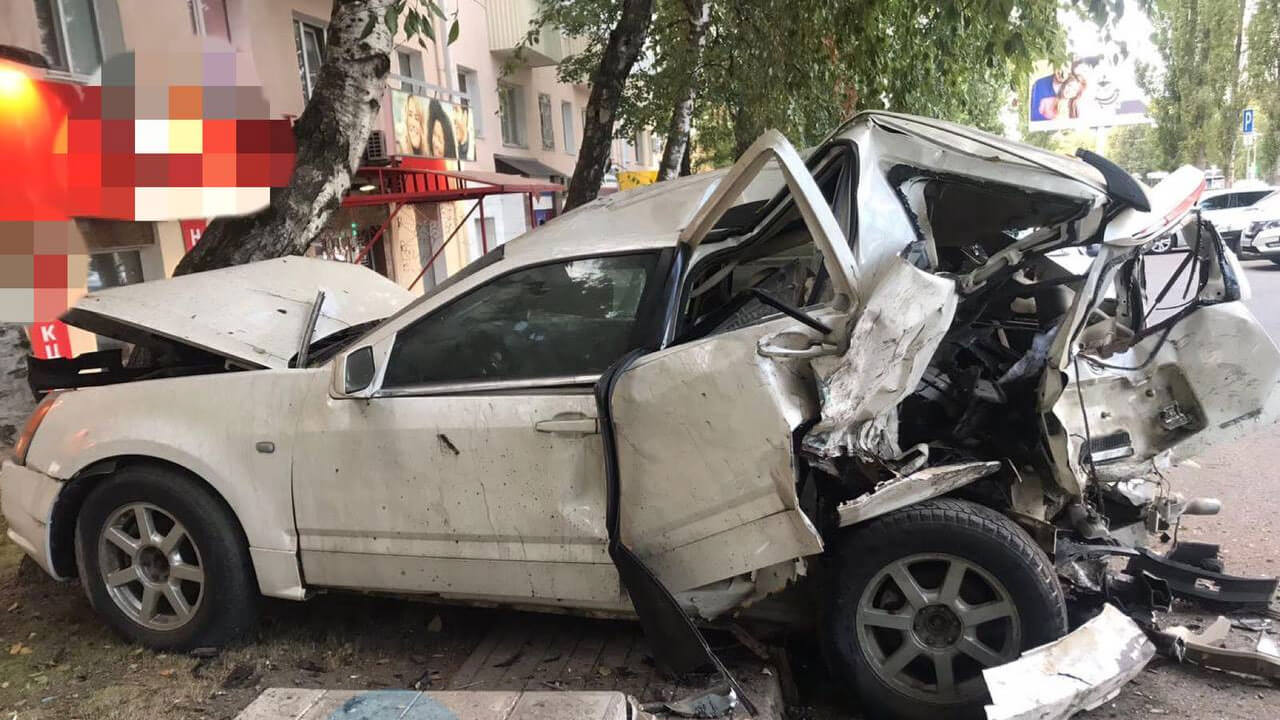 В Уфе водитель Фольксвагена протаранил на парковке два автомобиля