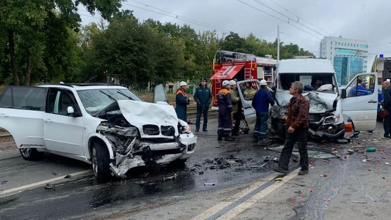 В Уфе в аварии с участием BMW и Mercedes пострадали 4 человека