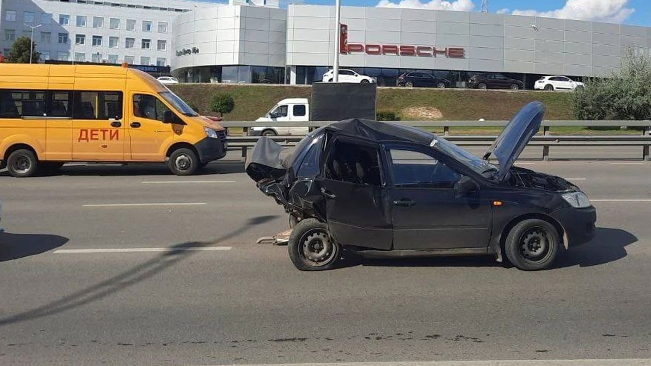 В Уфе водитель «Hyundai Sonata» влетел в «Ладу Гранта», у которой посреди дороги кончился бензин