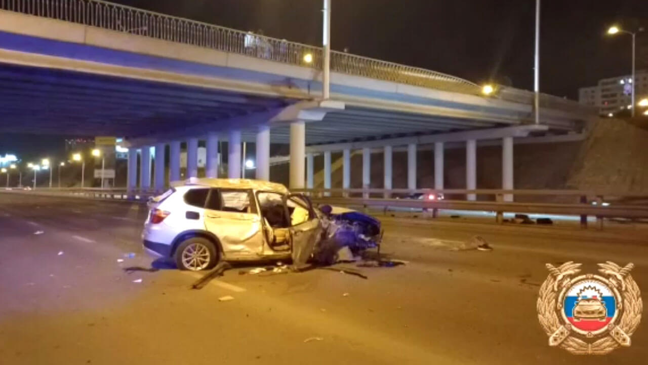 В Уфе автомобиль упал с моста от столкновения трех машин