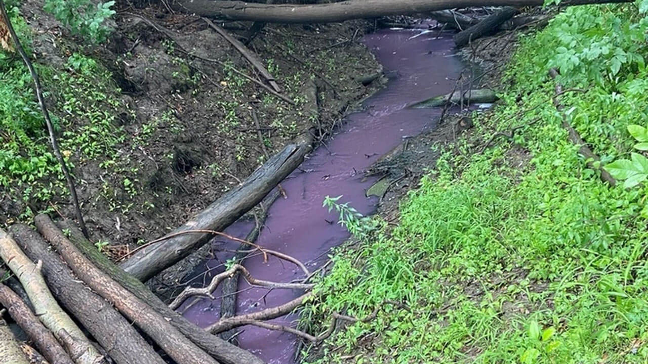 Жители Уфы пожаловались на фиолетовые стоки, стекающие в реку со стороны Инорса