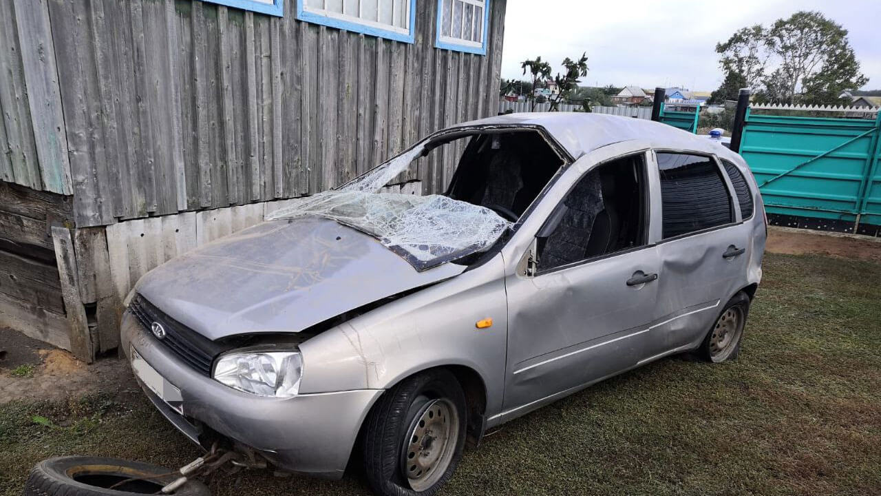 В Янаульском районе Башкирии водитель "Калины" опрокинулся в кювет, пострадал пассажир