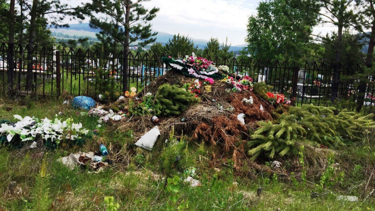 В Белорецке посетители кладбища устроили свалку прямо на могилах