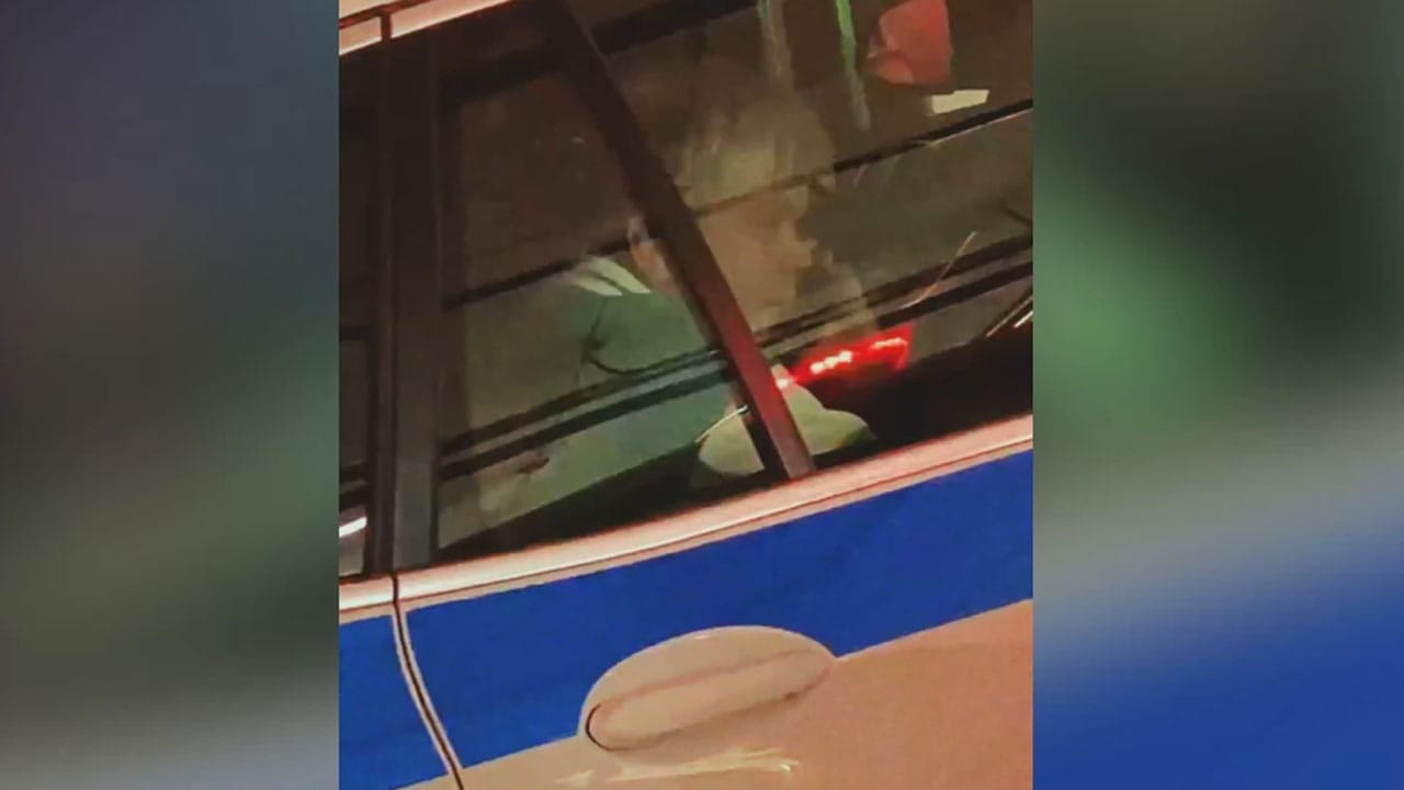 Элвин Грей прокомментировал видео, в котором он сидит в полицейской машине