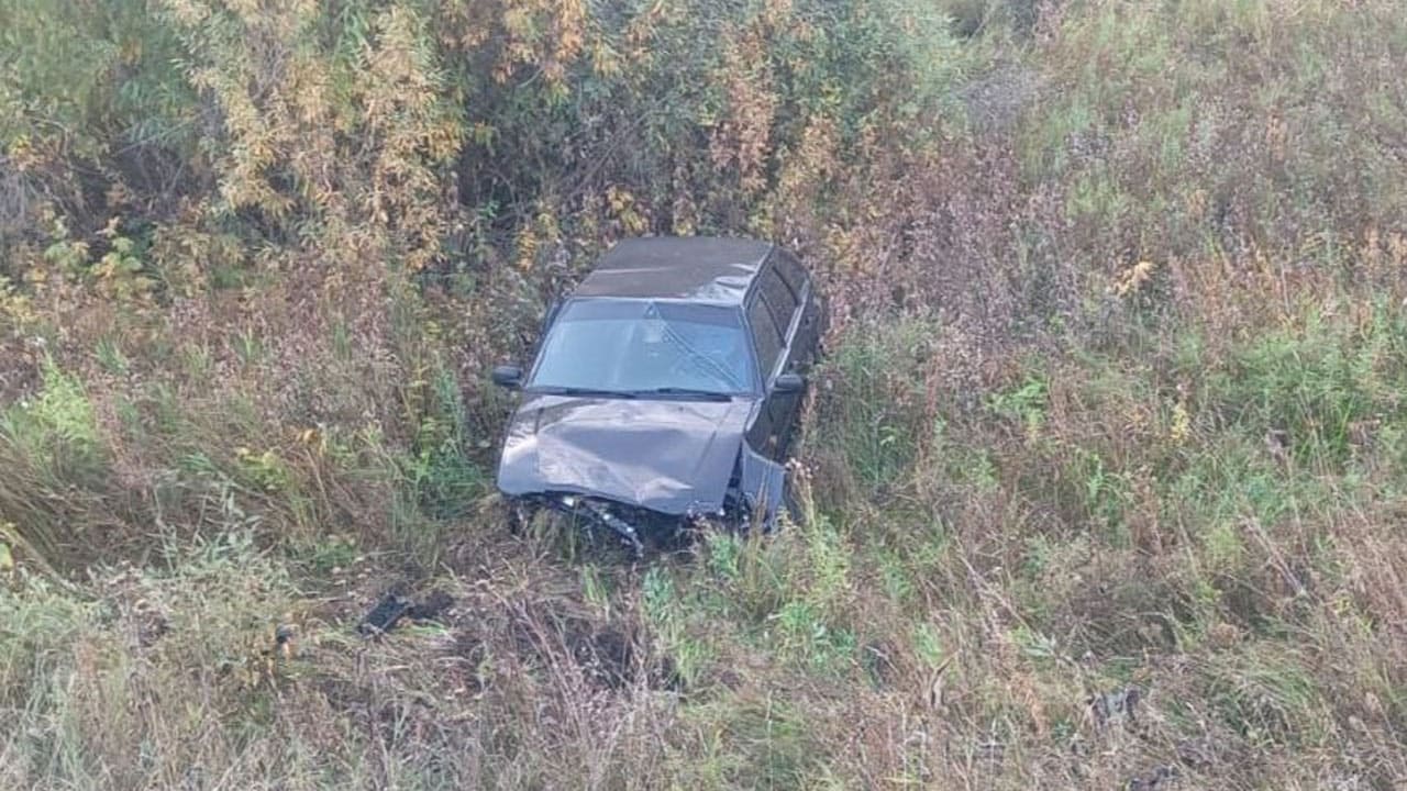 В Кармаскалинском районе Башкирии погиб водитель ВАЗ 2114, наехав на ограждение и опрокинувшись в кювет