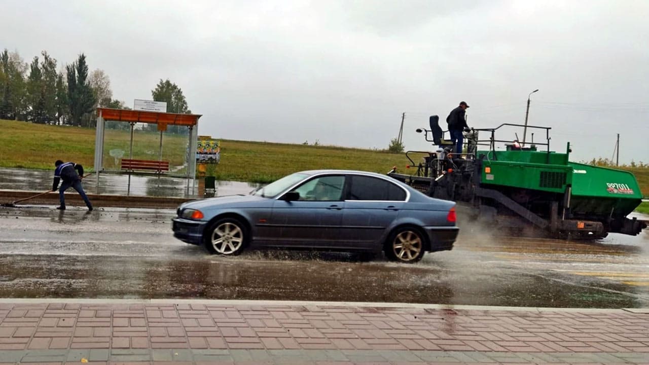 Жители Октябрьского возмутились укладкой асфальта в дождевые лужи