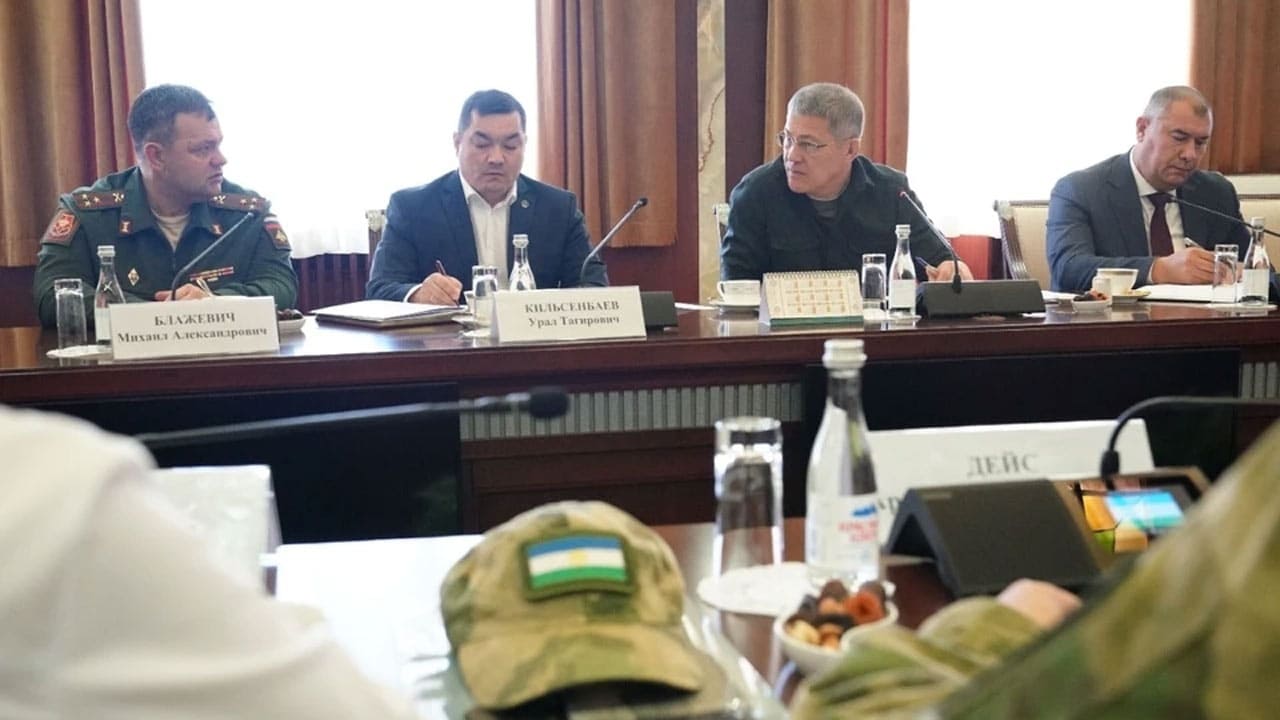 Глава Башкирии встретился с получившими ранения добровольцами батальона имени Шаймуратова