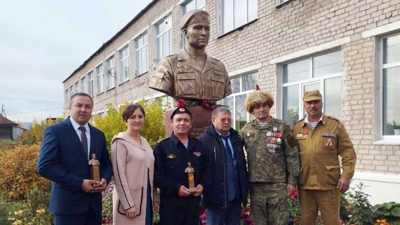В Салаватском районе Башкирии установили бюст погибшему участнику спецоперации на Украине