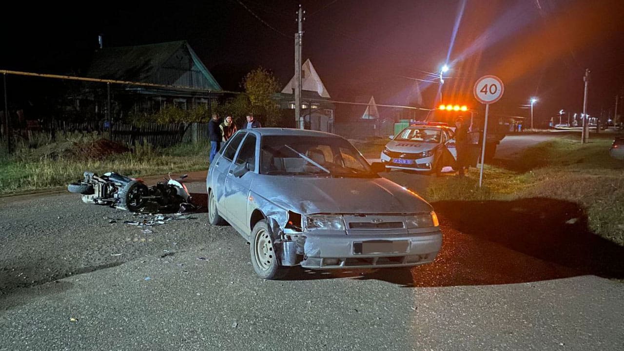 В Краснокамском районе Башкирии водитель ВАЗ-2112 столкнулся с мопедом, пострадали двое