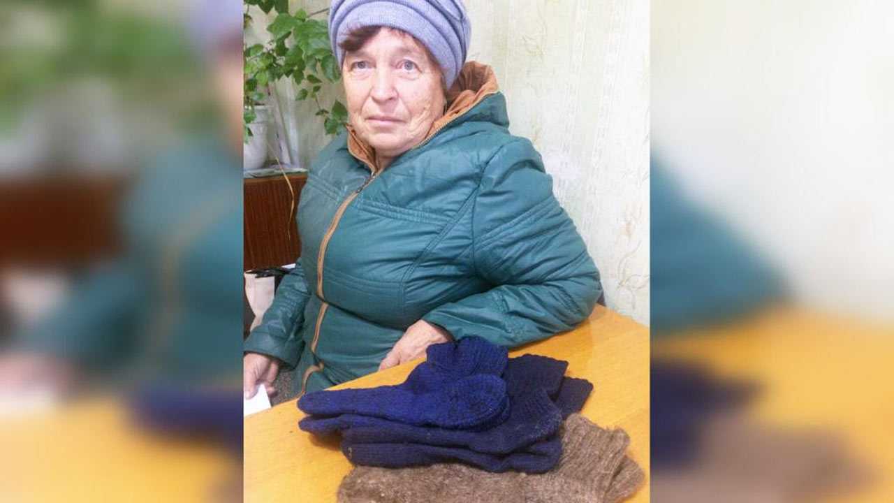 Пенсионерка из Куюргазинского района Башкирии вяжет теплые носки для мобилизованных