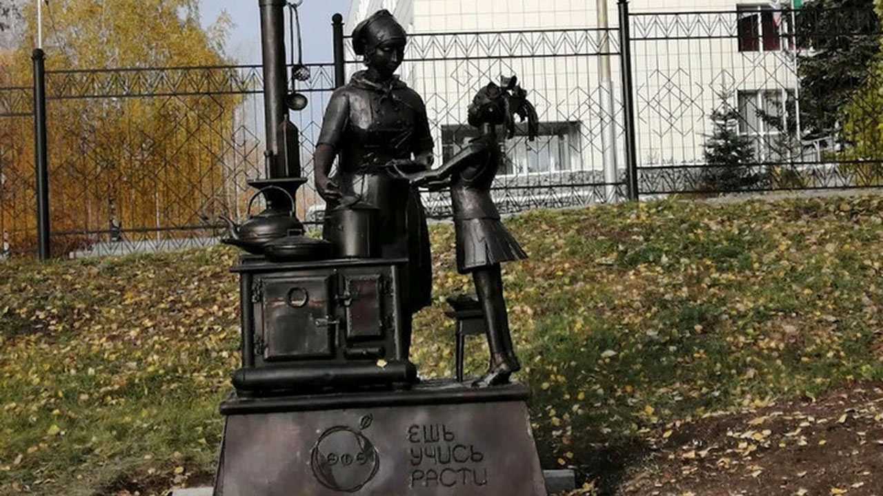 В Уфе открыли первый в России памятник школьному повару