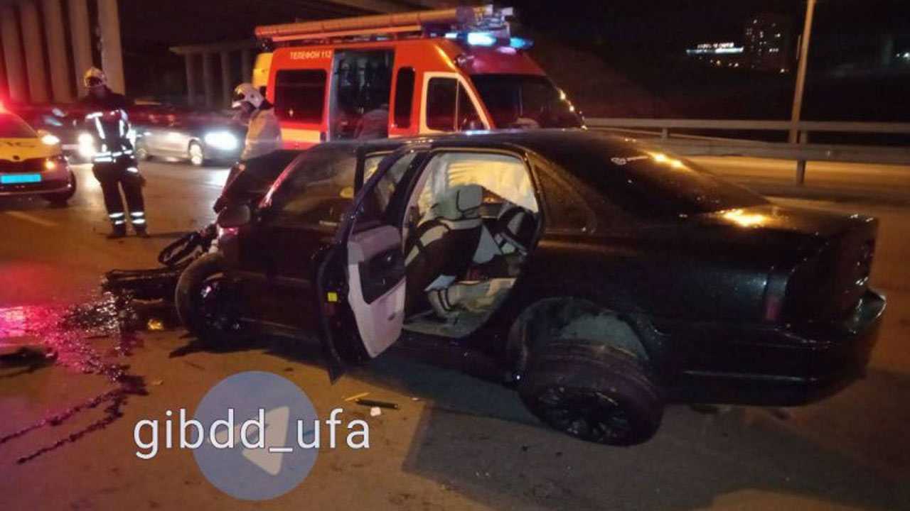 В Уфе на проспекте Салавата Юлаева водитель Вольво врезался в опору путепровода