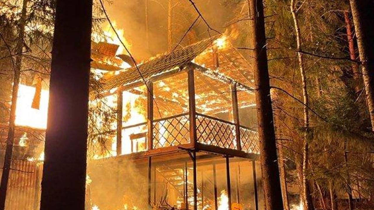 В Караидельском районе Башкирии загорелся 2-этажный дом