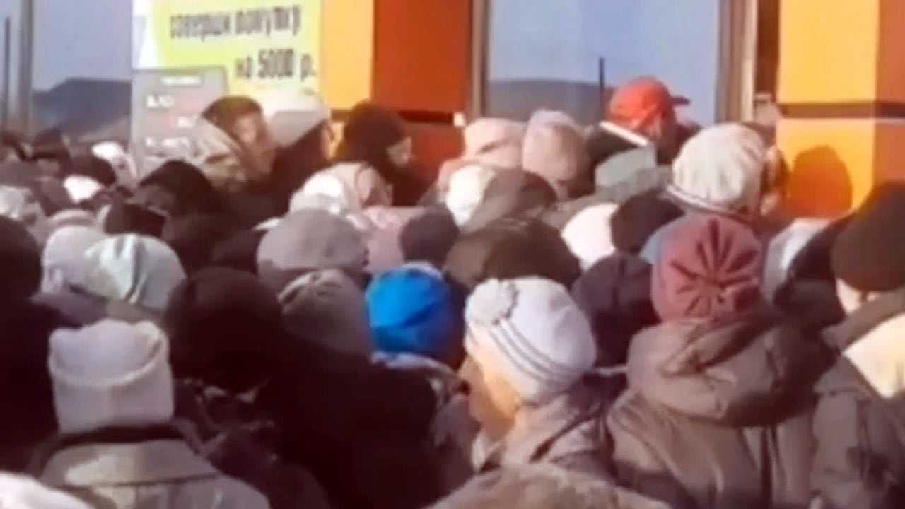 В Баймакском районе Башкирии покупатели устроили давку в магазине из-за скидок