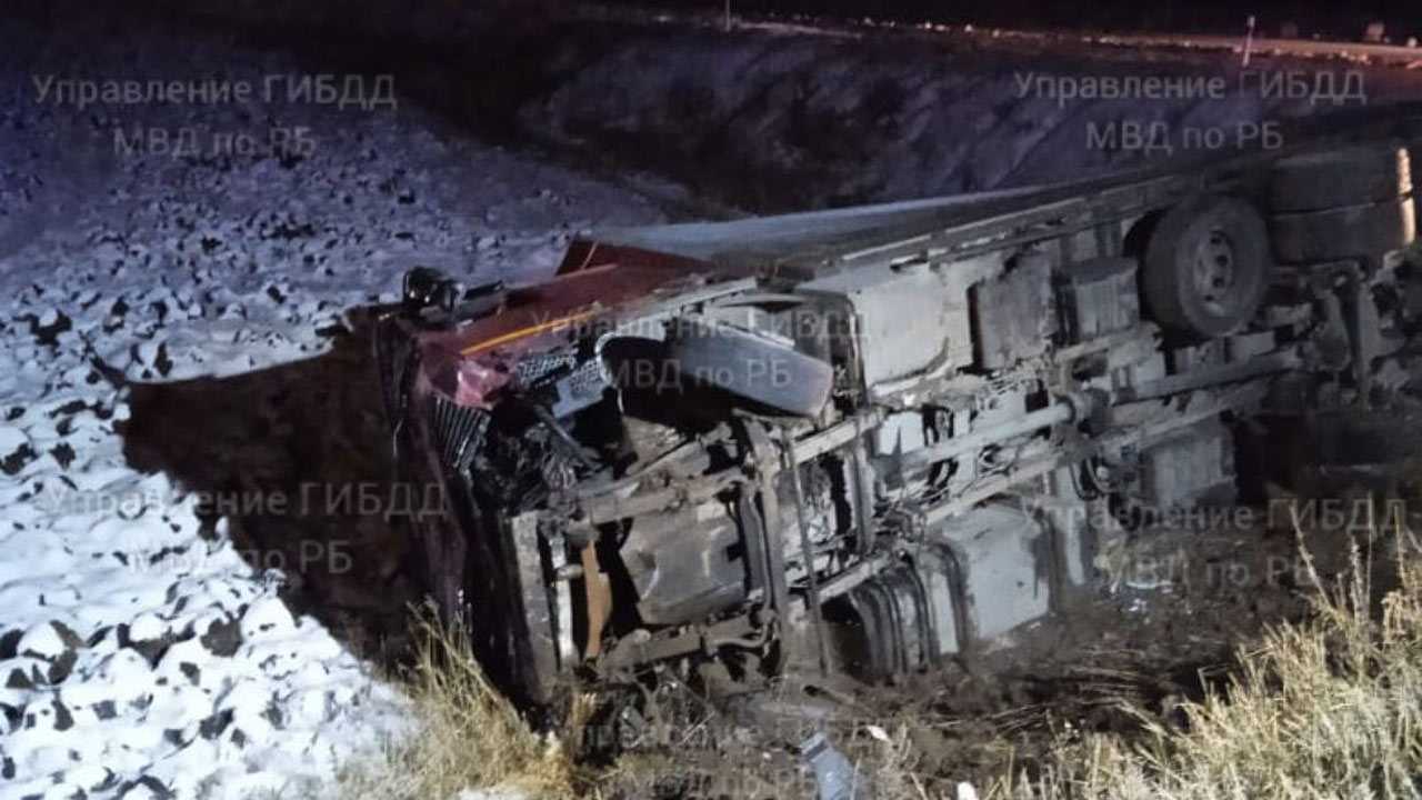 В Башкирии в ДТП с грузовиком погибли 4 человека и еще 5 пострадало