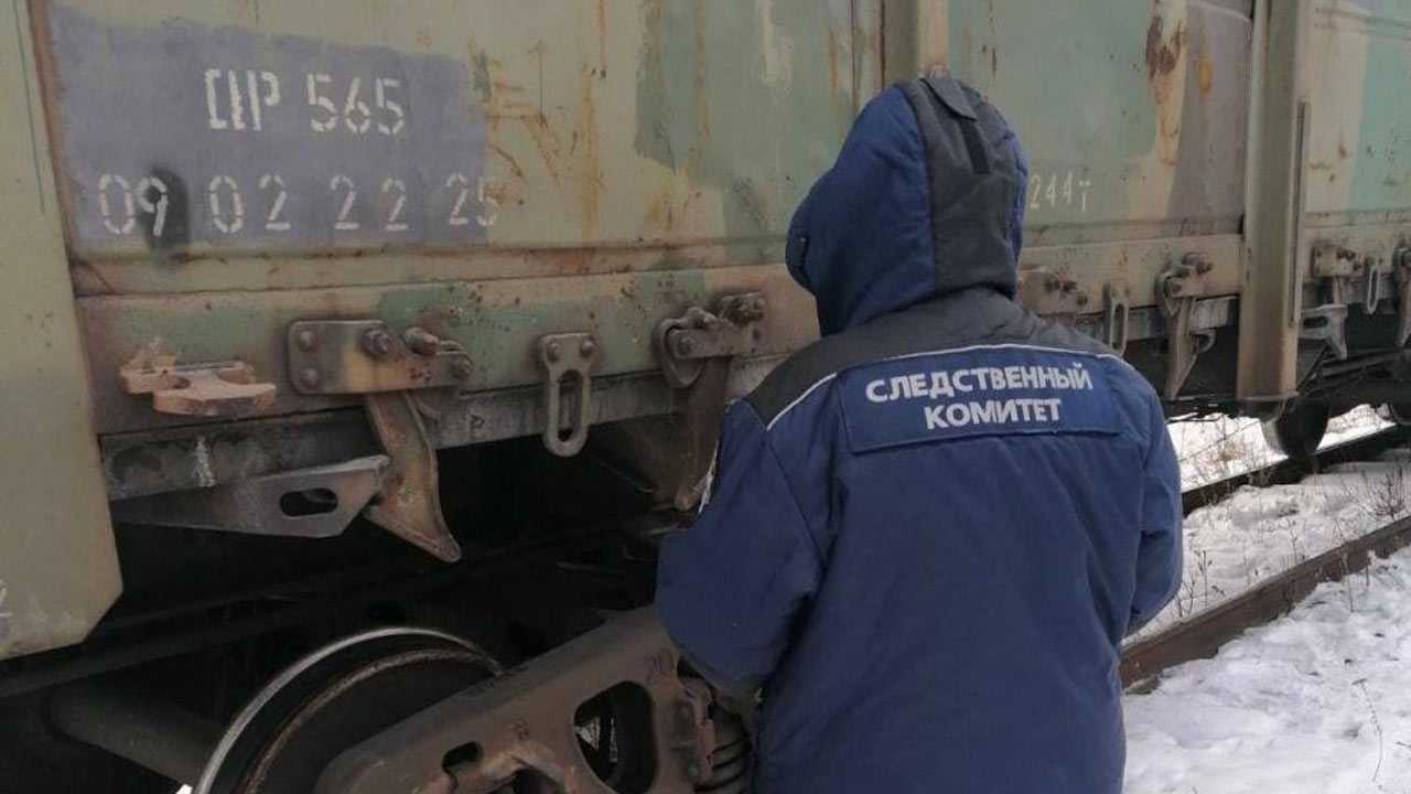 В Учалинском районе Башкирии с рельсов сошел груженный щебнем поезд