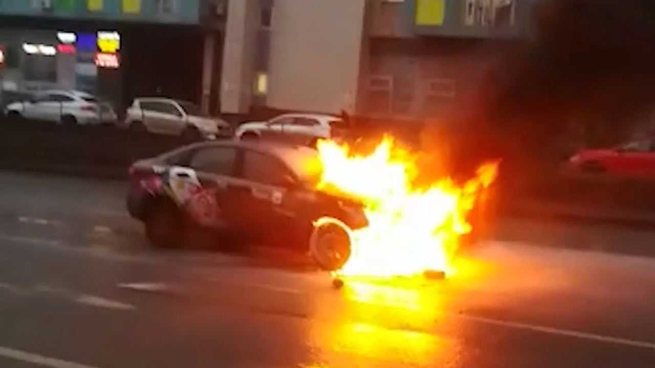 В центре Уфы на дороге загорелась машина детского такси (ВИДЕО)