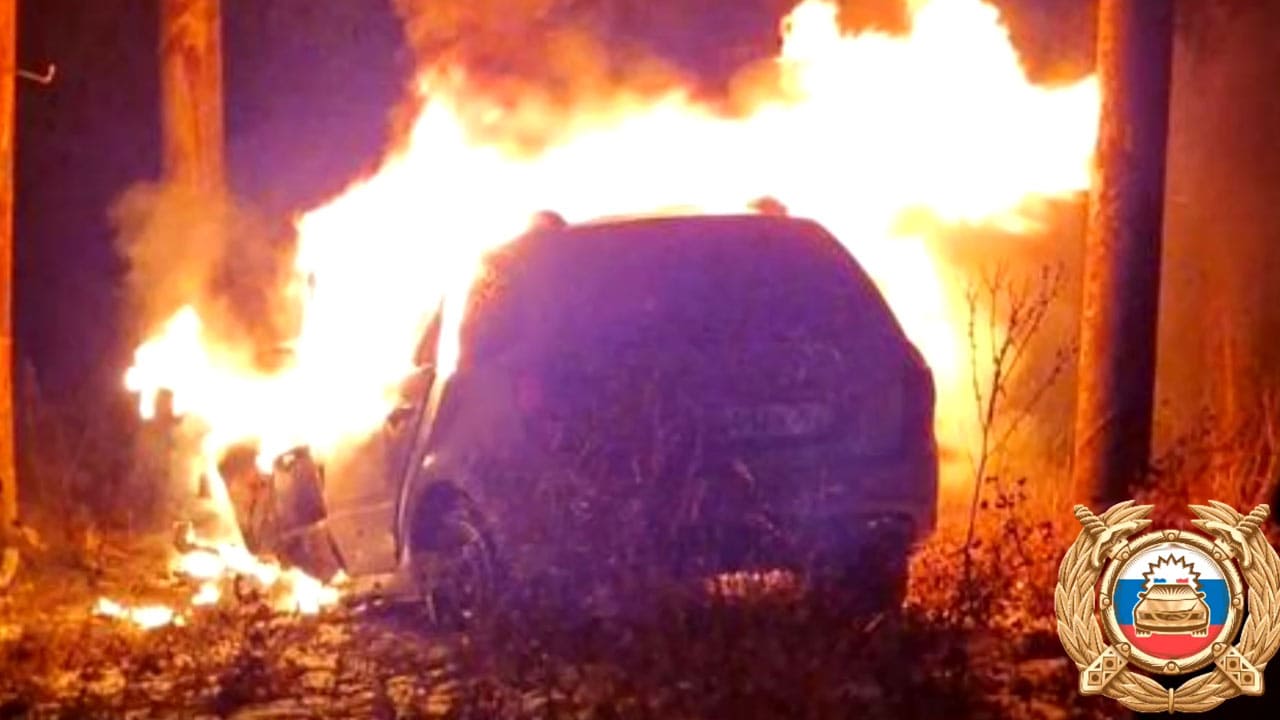 В Белебеевском районе Башкирии, после наезда на электроопору, загорелся автомобиль