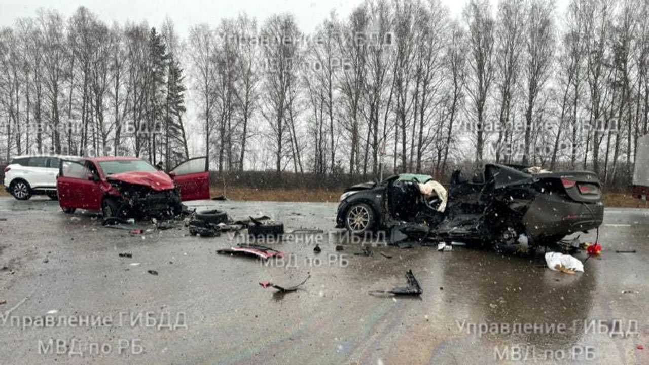 В Бирском районе Башкирии столкнулись 3 автомобиля: один человек погиб, пятеро пострадали