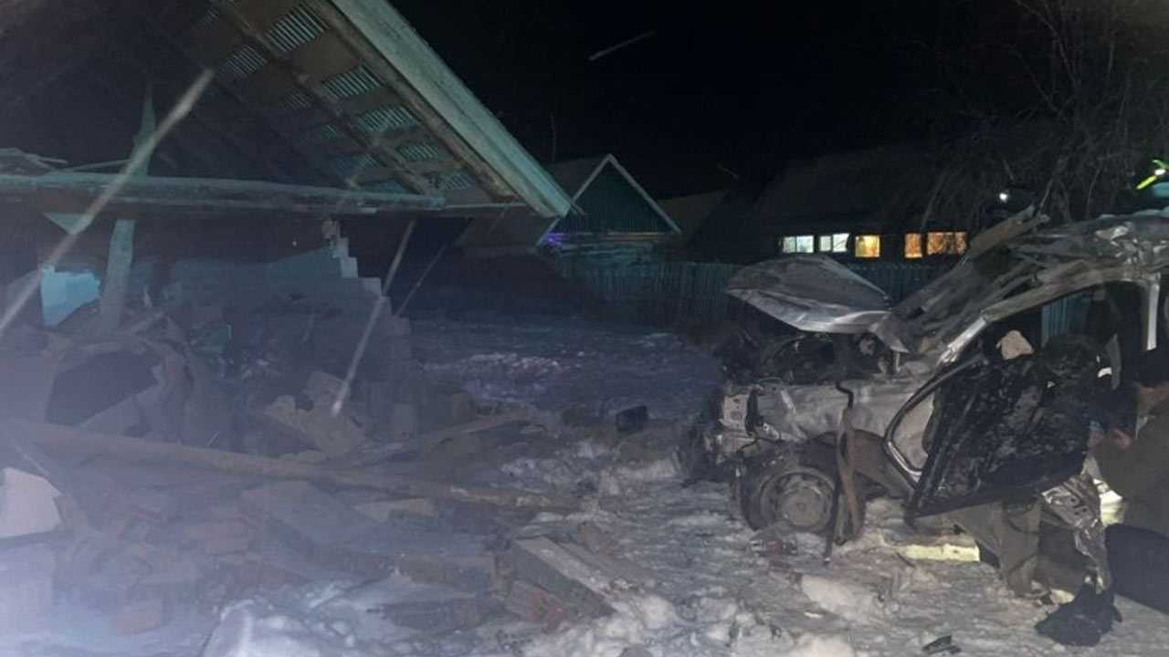 В Стерлибашевском районе Башкирии погибли 2 человека в ДТП с гаражом