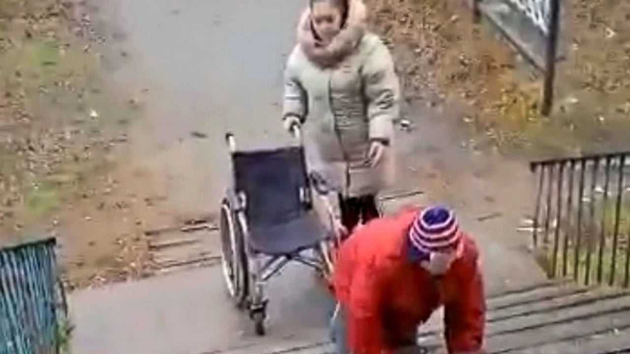СКР начал проверку после видео, где инвалид-колясочник в Благоварском районе Башкирии ползет до квартиры