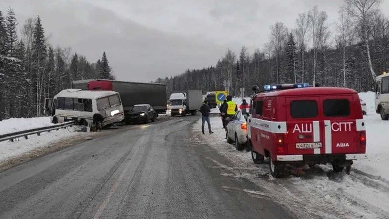 Автобус с вахтовиками из Башкирии попал в аварию на границе с Челябинской областью