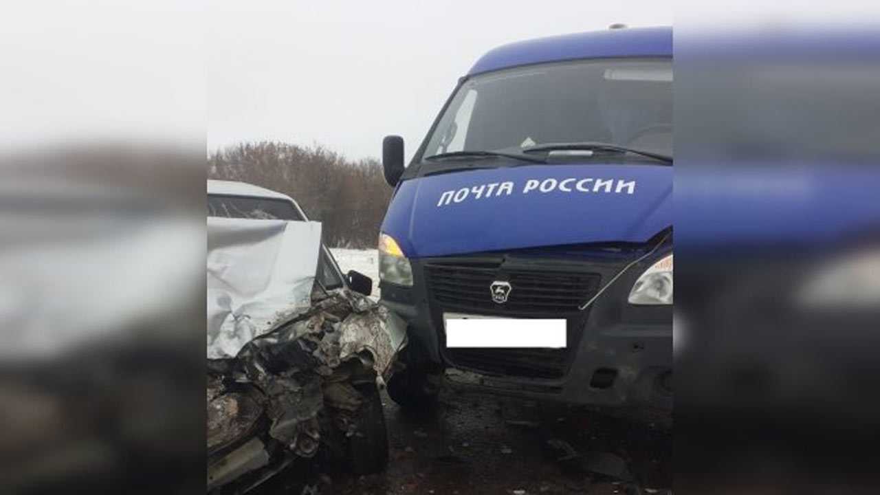В Кугарчинском районе Башкирии 3 человека попали в больницу после ДТП с грузовиком «Почты России»