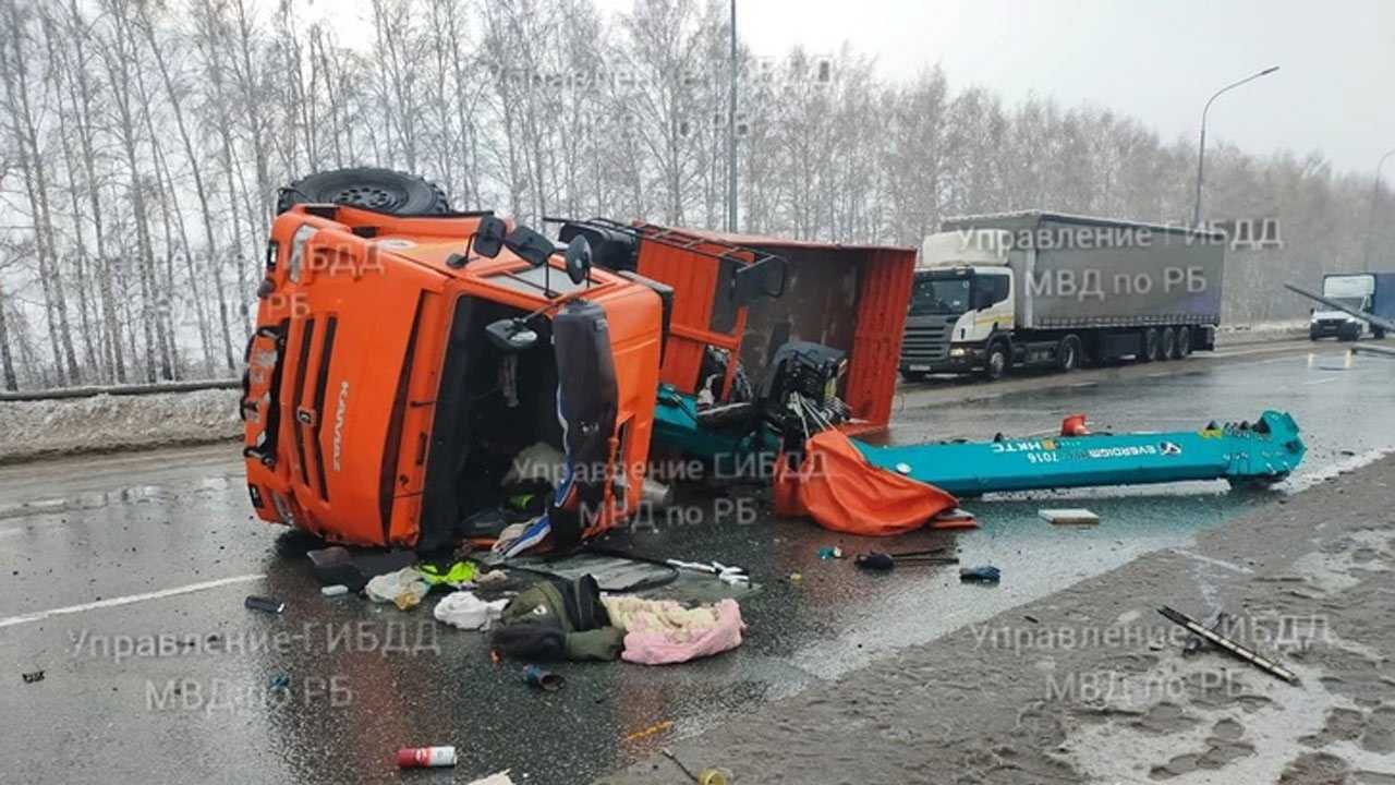 В Буздякском районе Башкирии грузовик снес конструкцию с дорожными знаками и перевернулся