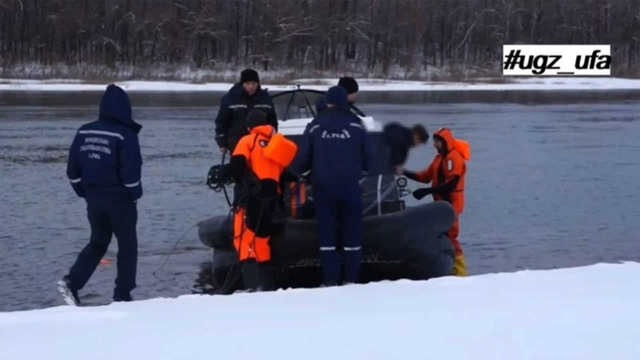 В Уфе спасатели помогли провалившемуся под лед рыбаку