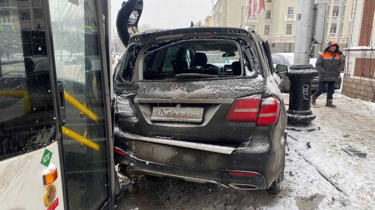 В центре Уфы столкнулись две иномарки и пассажирский автобус