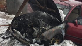 В Ишимбайском районе Башкирии в гараже загорелся автомобиль.