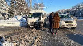В столице Башкирии столкнулись автобус и внедорожник