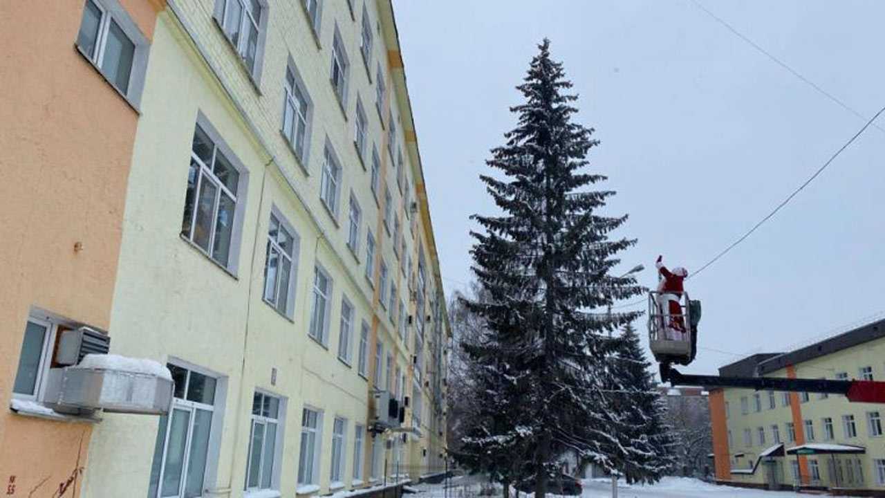Юных пациентов уфимской больницы навестил Дед Мороз, поднявшись к ним на автовышке