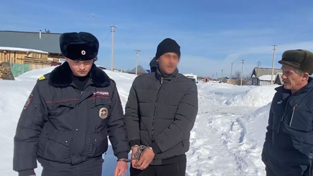 В Зилаирском районе Башкирии двое мужчин зарубили топором пенсионера из-за 27 тыс. рублей