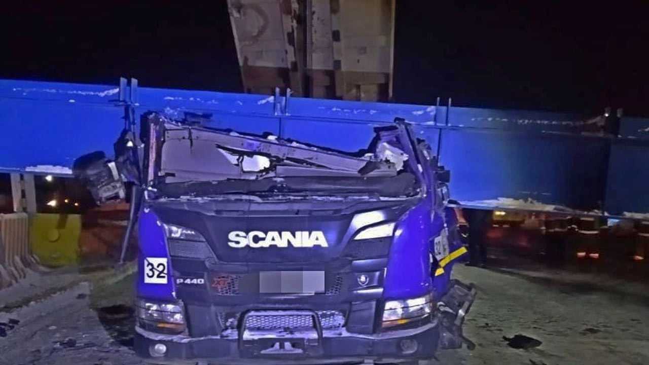 Под Уфой погиб водитель грузовика, въехав в строящийся надземный переход (ВИДЕО)