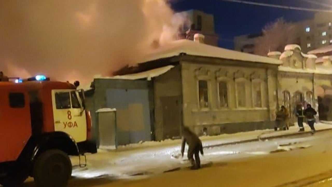 В Уфе на улице Аксакова загорелся дом