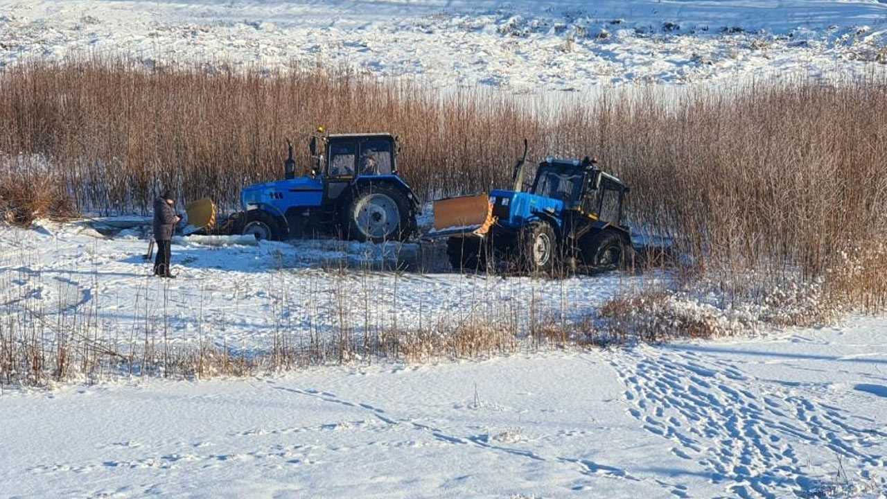 В Благовещенске два трактора провалились под лед