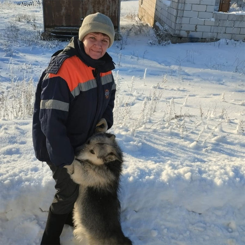 В Нуримановском районе Башкирии спасатели помогли собаке, провалившейся в 5-метровый колодец