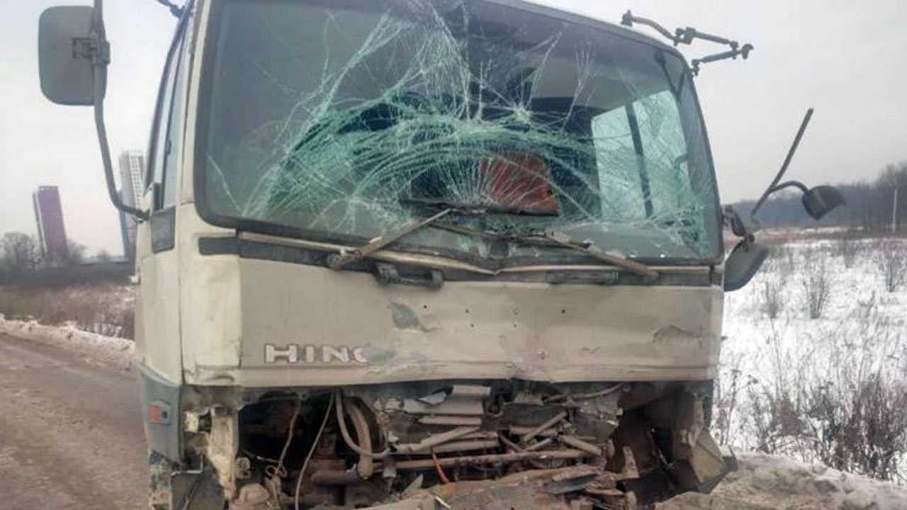 В Уфе столкнулись 2 грузовика, один водитель пострадал