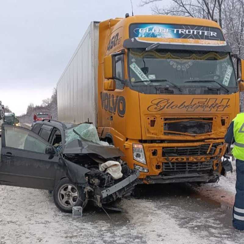 В Иглинском районе Башкирии водитель Toyota Corolla погиб в столкновении с грузовиком Volvo