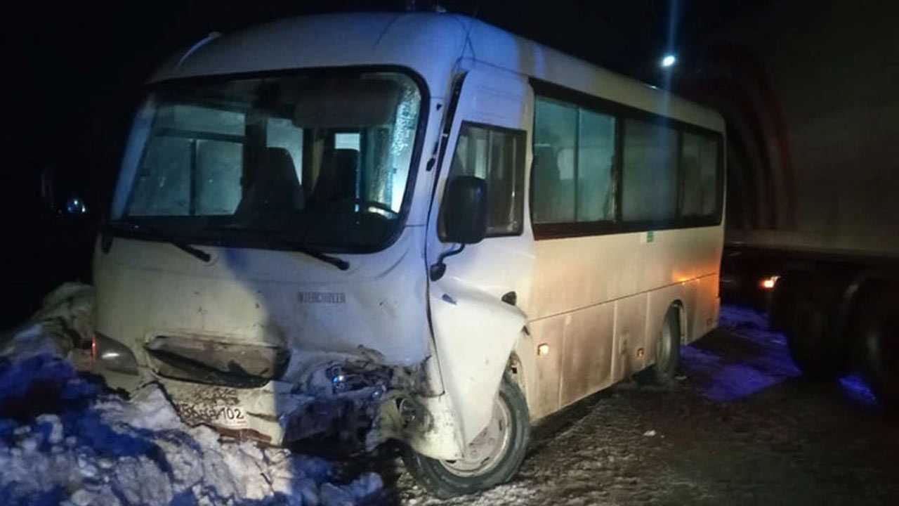 В Стерлитамакском районе Башкирии в массовой аварии с участием автобуса пострадали 4 человека