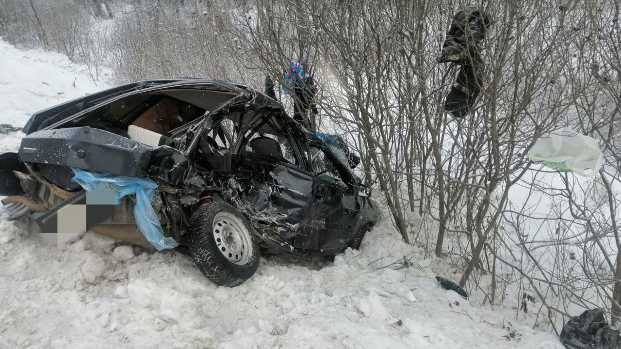 В Краснокамском районе Башкирии столкнувшись с грузовиком погиб водитель легковушки