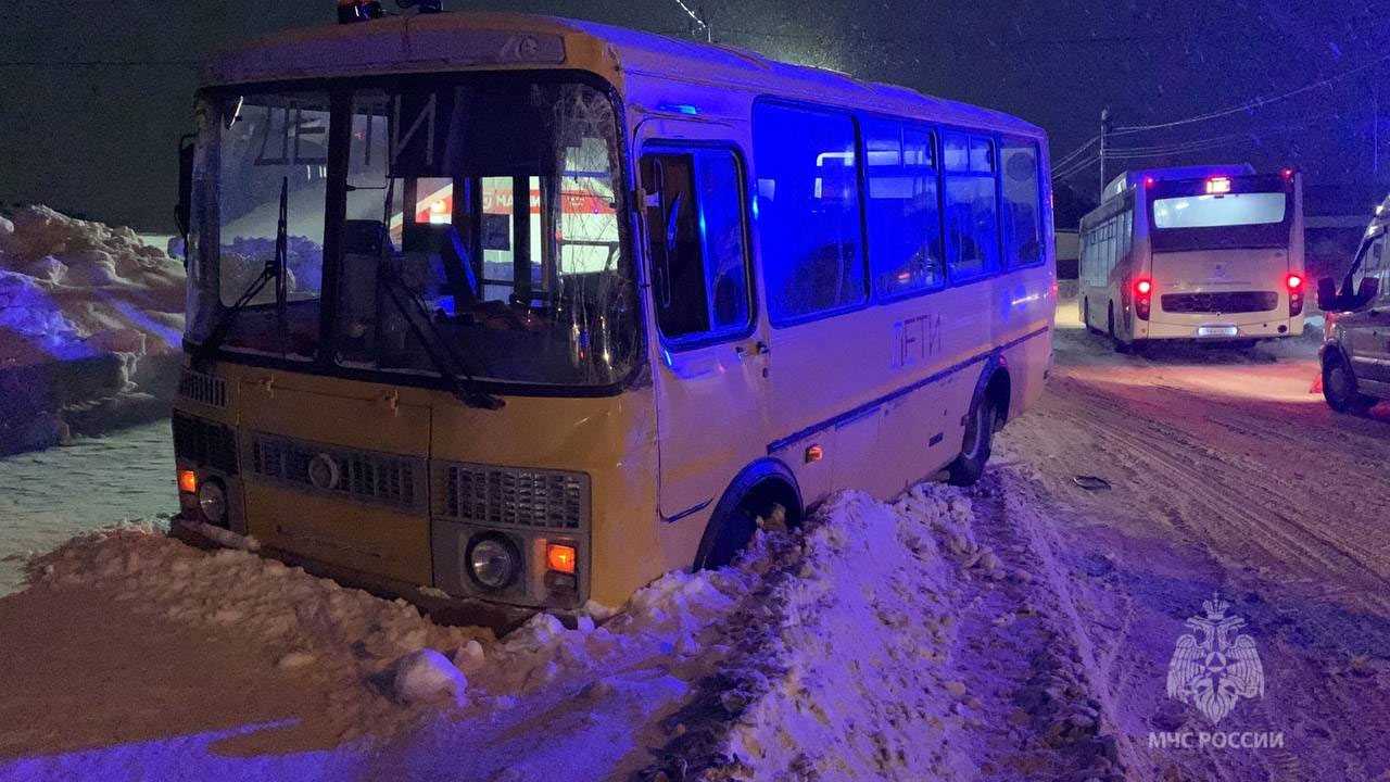 В Уфе школьный автобус с 20 детьми столкнулся с маршрутным «Нефазом»