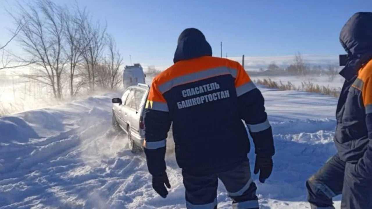 На трассе в Башкирии в снежном заносе застряли супруги с маленьким внуком