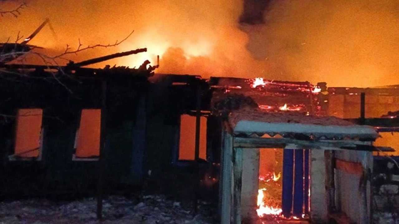 В ночном пожаре в Стерлибашевском районе Башкирии погибли пенсионеры и их 54-летний сын