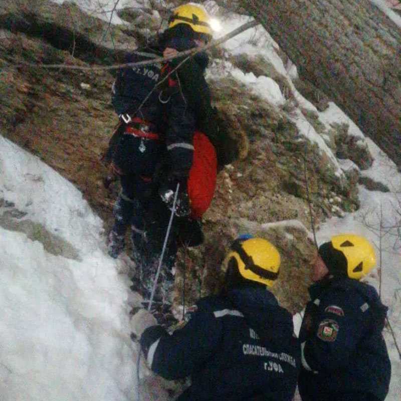 В Уфе три подростка застряли на склоне горы возле памятника Салавату Юлаеву